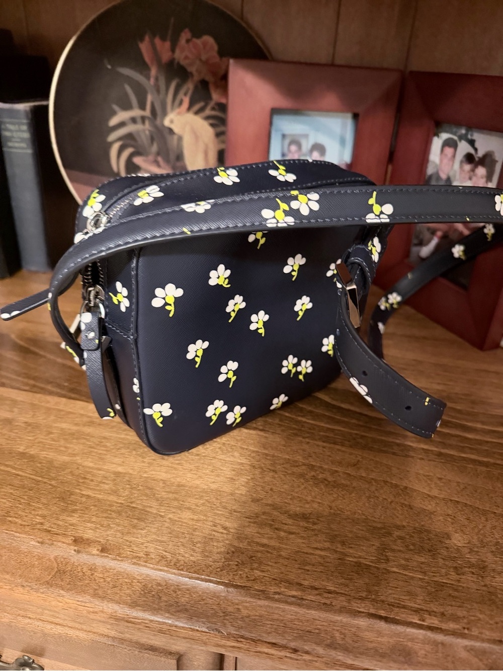 kate spade Newbury Lane Daisy crossbody with white and yellow blooms - Picture 4 of 16